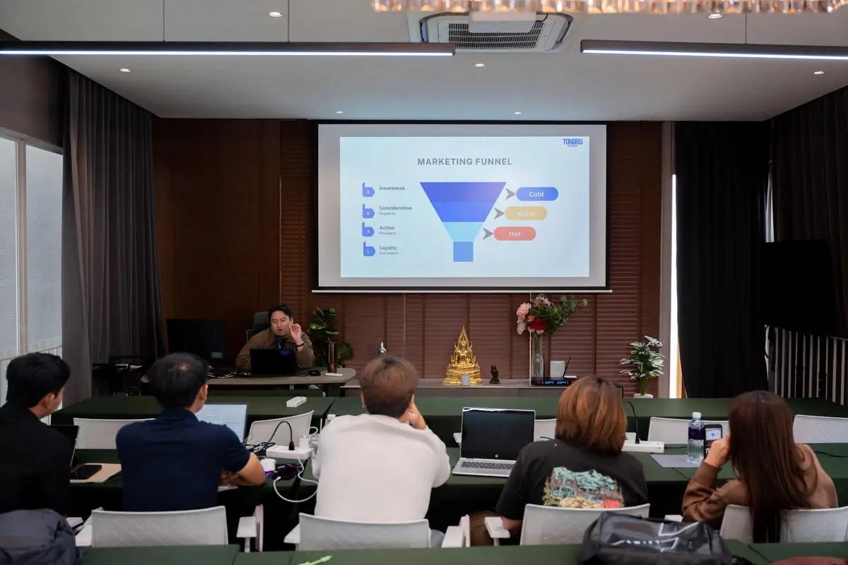 ผู้เรียนฟังผู้สอนสอนเรื่อง Marketing Funnel