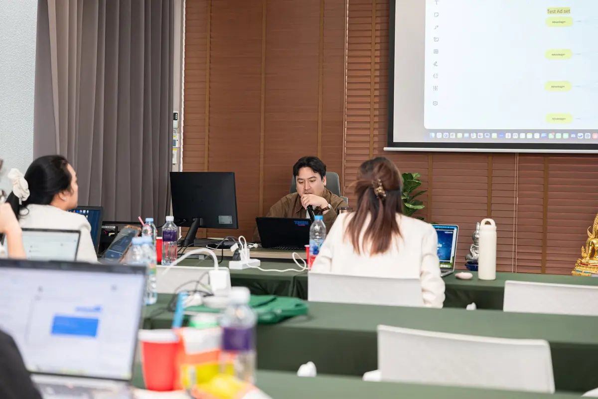 ผู้สอนสอนหน้าจอที่แสดงโครงสร้างการทดสอบแอด